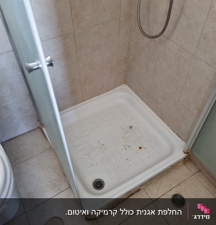 מקלחון עם ניקוז, ראש מקלחת וצנרת גלויה